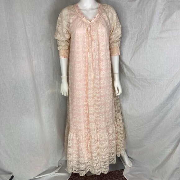 VTG PEIGNOIR SET ROBE GOWN INTIME DOUBLE CHIFFON NYLON Négligée Pink Cream Lace - Picture 1 of 16